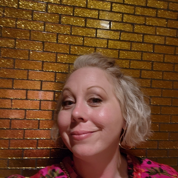 Meet your Posher, Amanda - Picture 7 of 7